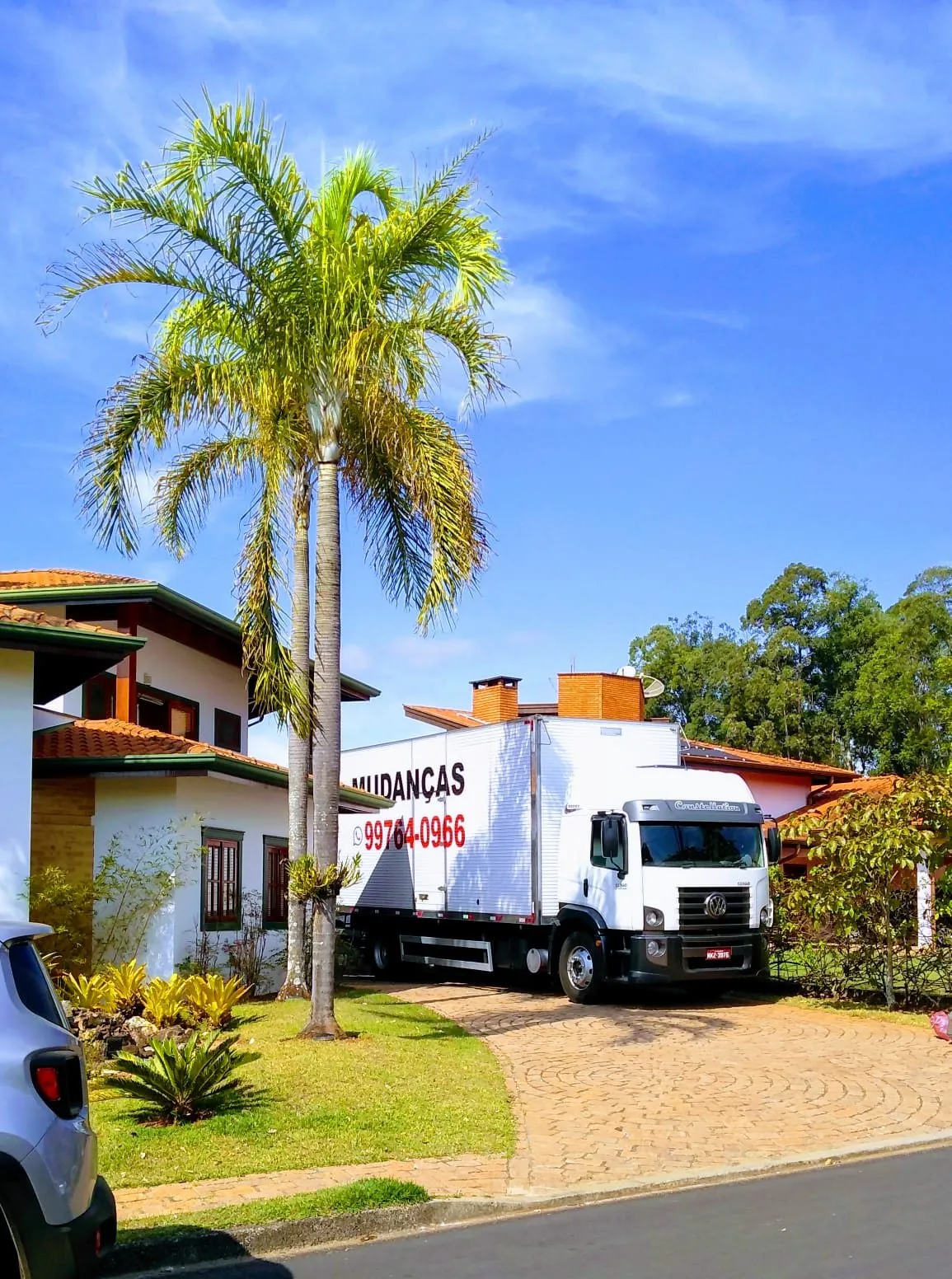 Caminhão baú da Eliseu em um condomínio residencial