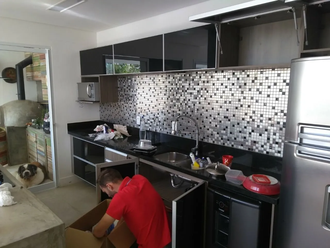Profissional da equipe embalando itens de cozinha