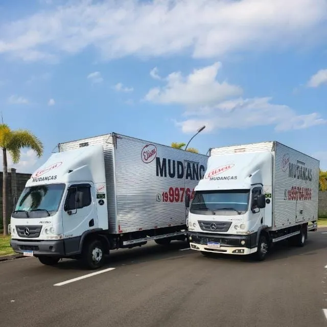 Dois caminhões Mercedes-Benz baú modernos da Eliseu Mudanças alinhados na rua