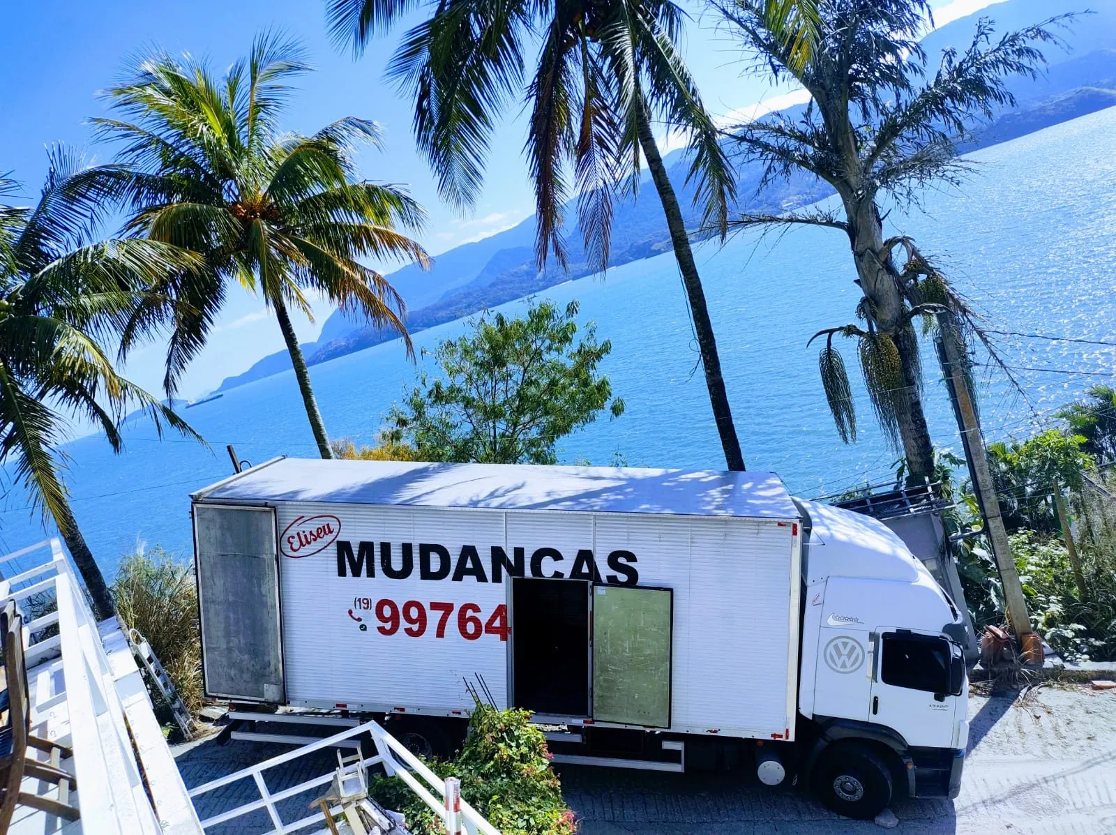 Caminhão baú da Eliseu em uma mudança no litoral